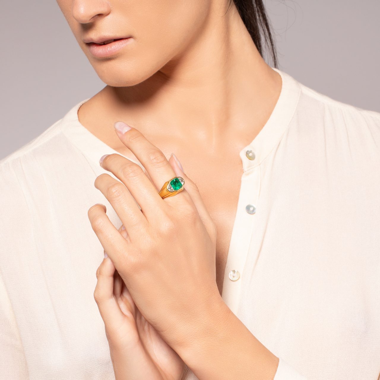 Bulgari anello in Oro Giallo 18k con Smeraldo e diamanti indossato